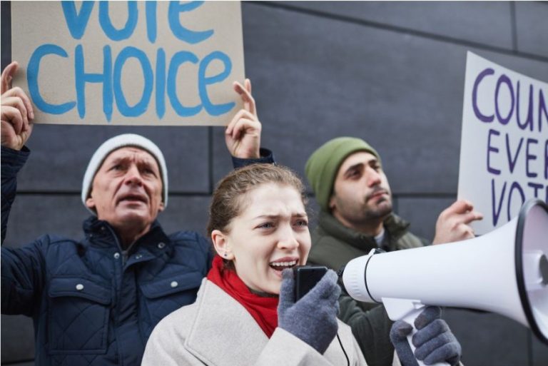 اعتصاب هزاران کارمند کانادایی در اعتراض به دستمزدها | سوگیموتو ویزا