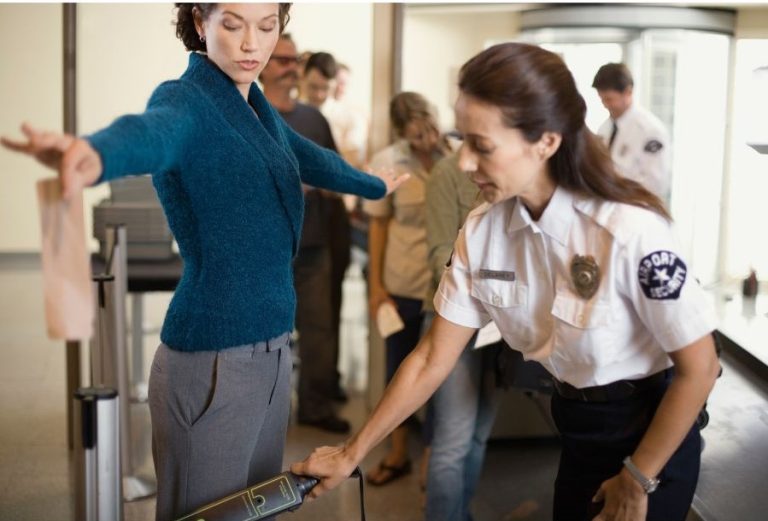 بررسی دستگاه‌های دیجیتال شخصی در مرز کانادا | سوگیموتو ویزا